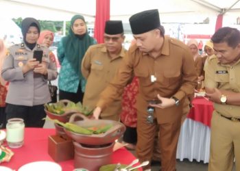 Erman Safar Mencicipi Pangek Ikan Di Pelataran Jam Gadang