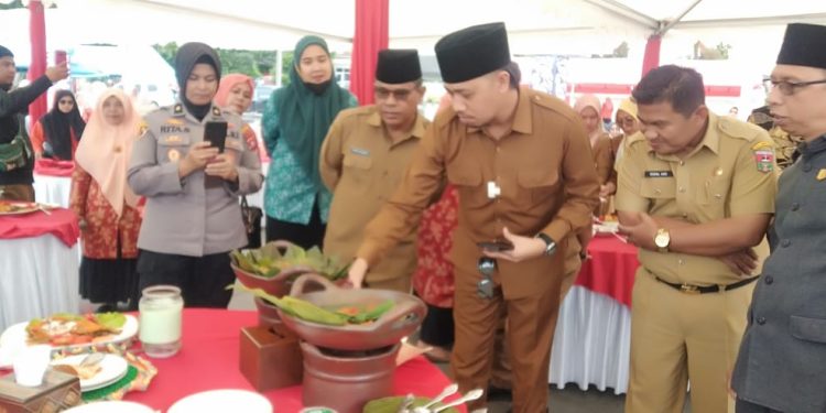 Erman Safar Mencicipi Pangek Ikan Di Pelataran Jam Gadang