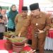 Erman Safar Mencicipi Pangek Ikan Di Pelataran Jam Gadang
