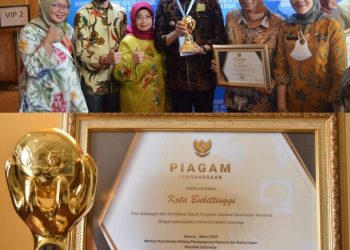 Wali Kota Bukittinggi Terima Penghargaan UHC dari Wapres