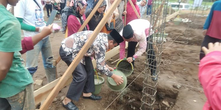 Peletakan Batu Pertama Pembangunan Musholla Al Ikhlas Padang Langgenang