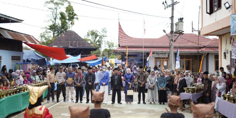 Athari Gauthi Ardi Perjuangkan Bantuan Bedah Rumah dan Perbaikan Jalan untuk Warga di Nagari Limau Lunggo