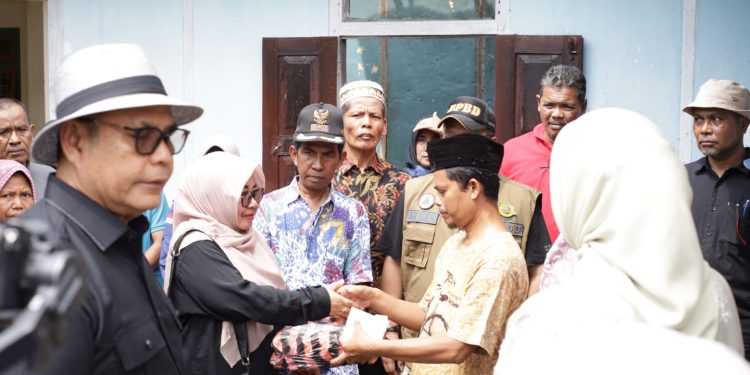 Bupati Salurkan Sembako Pada Korban Kebakaran di Koto Baru