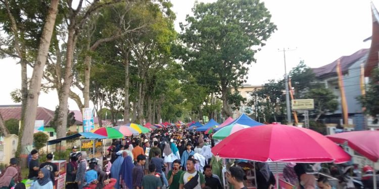 Ribuan Pengunjung Rela Berdesak-Desakan Di Pasar Pabukoan Belakang Balok