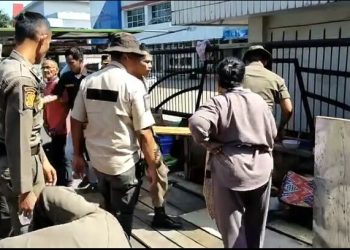 Seorang Pedagang Histeris Saat Diamankan Satpol PP di Kota Padang