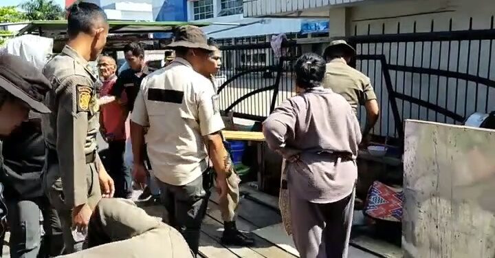 Seorang Pedagang Histeris Saat Diamankan Satpol PP di Kota Padang