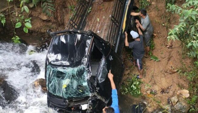 Masuk Jurang, Mobil Pikap Bermuatan 10 Orang Dievakuasi Secara Dramatis.