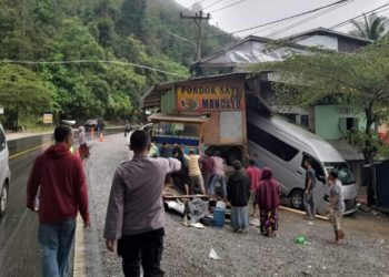 Tabrak Pondok Sate, 2 Kecelakaan Terjadi Selang Waktu 30 Menit di Muaro Kalaban Sijunjung