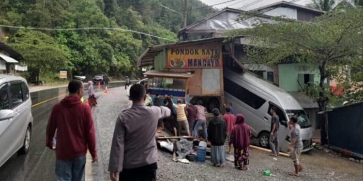 Tabrak Pondok Sate, 2 Kecelakaan Terjadi Selang Waktu 30 Menit di Muaro Kalaban Sijunjung