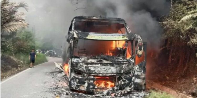 Bus ALS Jurusan Medan – Jakarta Ludes Terbakar di Palupuah Agam