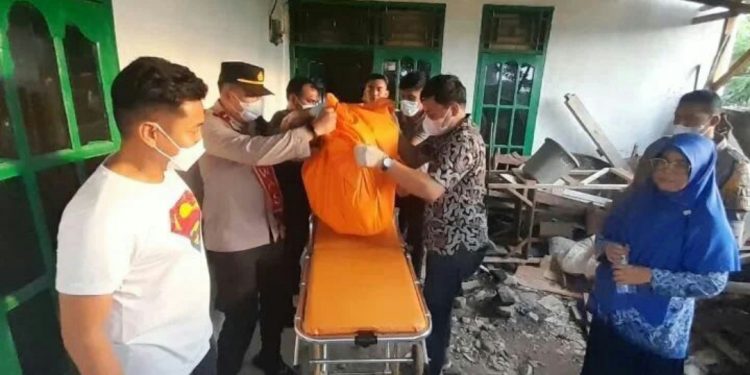 Seorang Wanita Ditemukan Meninggal Dengan Mulut Berdarah di Padang.