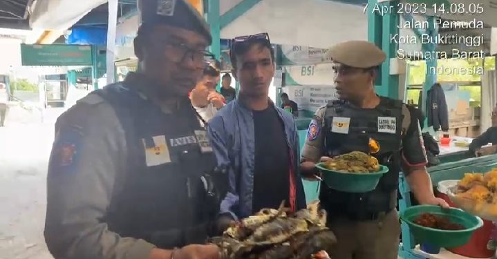Beberapa Lapak Dan Diamankan Pol PP Bukittinggi Kerena Menggelar Dagangannya Siang Bulan Ramadhan