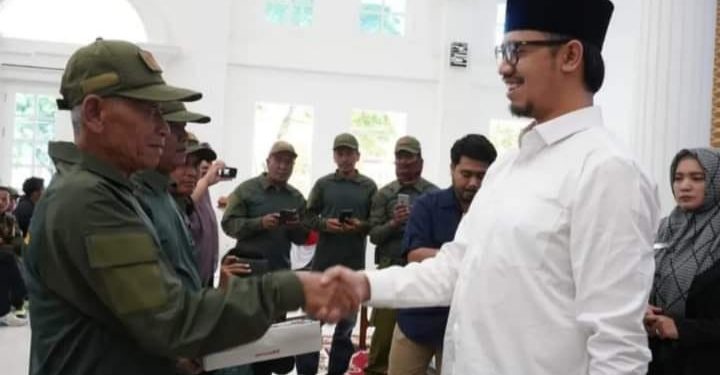 Penegasan Dan Penyerahan Honorium Satlinmas Kota Bukittinggi