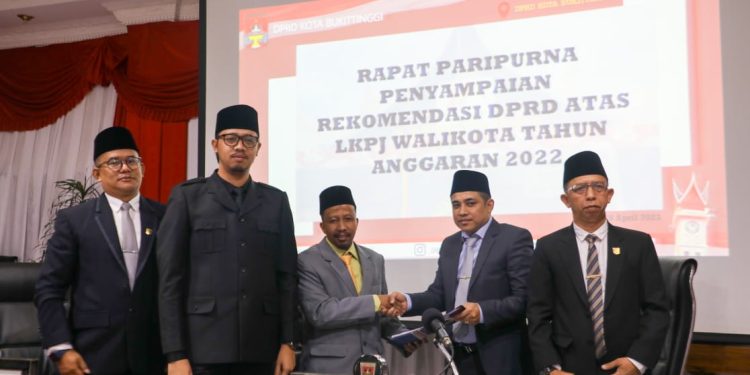 Pemko Bukittinggi Terima Rekomendasi LKPJ Wako Tahun 2022