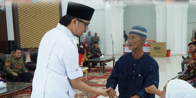 Wali Kota Bukittinggi Serahkan Bantuan Untuk Penyandang Disabilitas