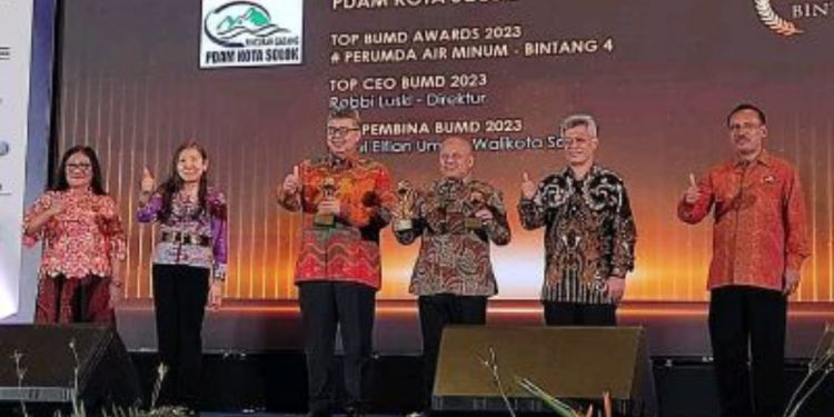 BERKAH RAMADHAN WALIKOTA Dan PDAM Kota Solok Raih Penghargaan TOP BUMN Award 2023.