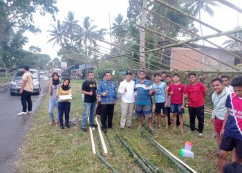 Wako Rida Ananda Turun Lapangan Tinjau Gorong-Gorong Di Koto Baru, Ikut Bantu Warga Bangun Lapak Pabukoan