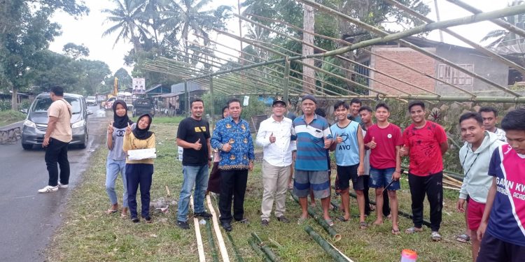 Wako Rida Ananda Turun Lapangan Tinjau Gorong-Gorong Di Koto Baru, Ikut Bantu Warga Bangun Lapak Pabukoan