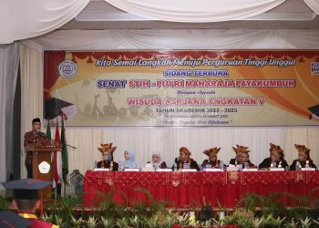 50 orang mahasiswa Program Studi Ilmu Hukum, Sekolah Tinggi Ilmu Hukum (STIH) Putri Maharaja Payakumbuh mengikuti wisuda sarjana di GOR Agus M. Yamin