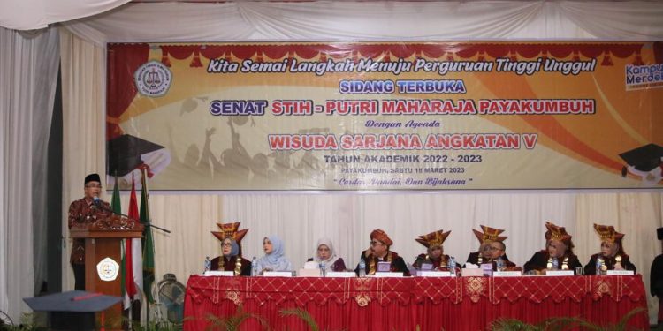 50 orang mahasiswa Program Studi Ilmu Hukum, Sekolah Tinggi Ilmu Hukum (STIH) Putri Maharaja Payakumbuh mengikuti wisuda sarjana di GOR Agus M. Yamin