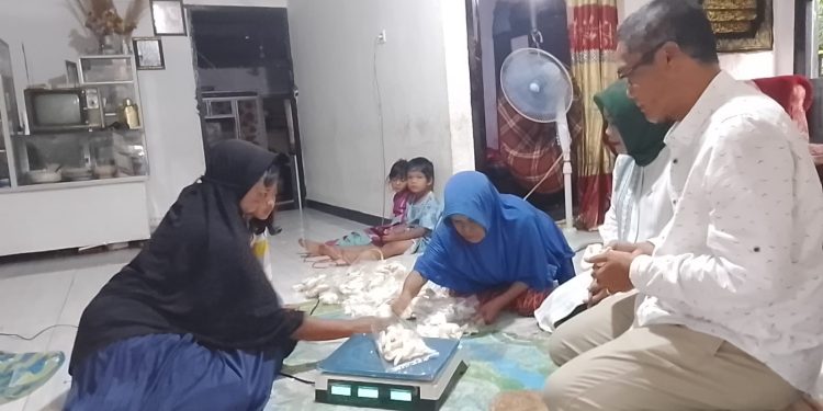 Puasa pertama Ramadhan 1444 H, Pj. Wali Kota Payakumbuh didampingi istri tercinta kunjungi masyarakat pengidap leukimia dan kista ovarium