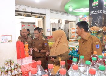 Antisipasi kerawanan pangan, Pj. Wali Kota Payakumbuh bersama Loka POM Payakumbuh, Dinas Kesehatan dan Dinas Ketahanan Pangan melaksanakan Inspeksi Mendadak (Sidak)