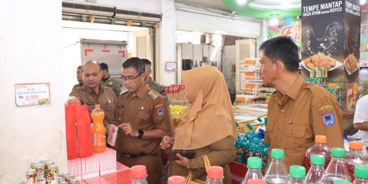 Antisipasi kerawanan pangan, Pj. Wali Kota Payakumbuh bersama Loka POM Payakumbuh, Dinas Kesehatan dan Dinas Ketahanan Pangan melaksanakan Inspeksi Mendadak (Sidak)