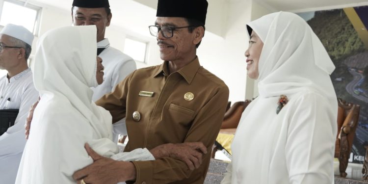 Lepas 306 Calhaj, Bupati Safarudddin : Mantapkan Hati dan Satukan Niat Dalam Melaksanakan Ibadah