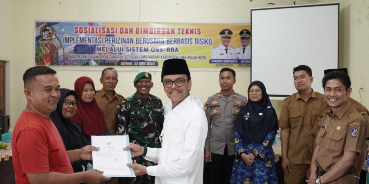 Buka Sosialisasi dan Bimtek Implementasi Perizinan Pelaku Usaha, Bupati Safaruddin: Pemerintah Berupaya Memberikan Kemudahan Perizinan