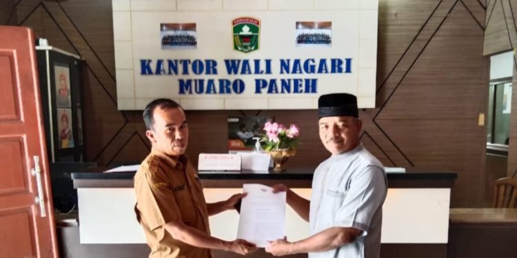 Group Pidato Adat Sarangkuah Dayuang Terima SK dari Wali Nagari Muaro Paneh