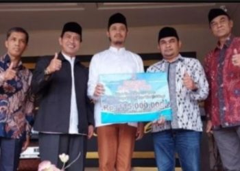 Duo Anggota DPRD, Tokoh IKTR Bukittinggi Serahkan Dana Hibah Melalui Walikota.