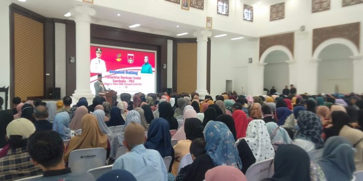 Serahkan Bantuan PKH, Erman: Jangan Sampai Terkotak Kotak