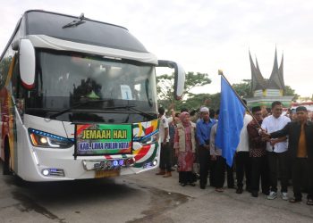 Wabup Rizki Kurniawan Nakasri Lepas Keberangkatan 274 Jemaah Haji Kabupaten Limapuluh Kota Menuju Tanah Suci
