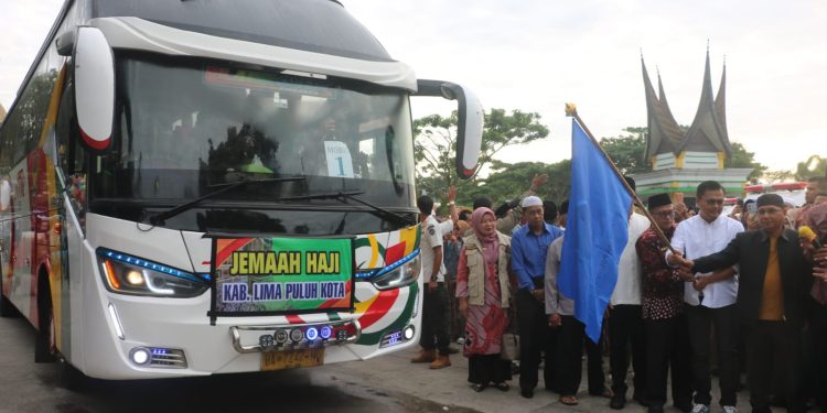 Wabup Rizki Kurniawan Nakasri Lepas Keberangkatan 274 Jemaah Haji Kabupaten Limapuluh Kota Menuju Tanah Suci