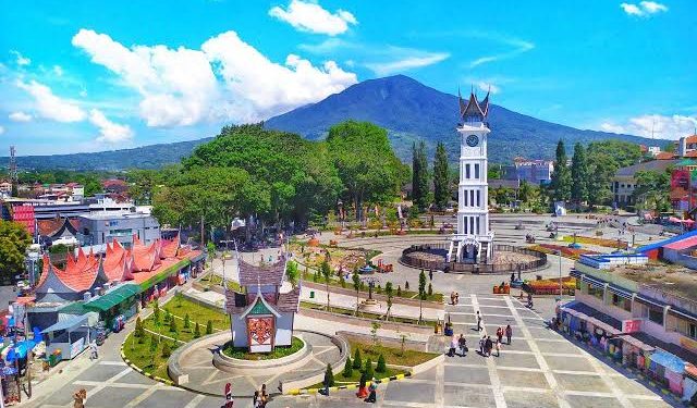Berakhir Pekan Di Jam Gadang Bukittinggi, Simak Sejarahnya