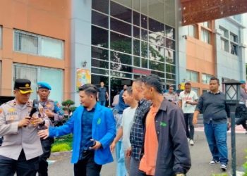 Soroti Kinerja Bupati Pasaman Barat, Aliansi Mahasiswa Gelar Unjuk Rasa Di Depan Kejati