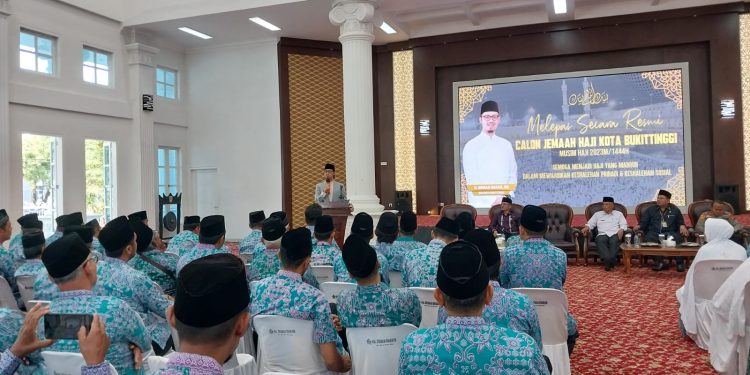 Wali Kota Bukittinggi Melepas 295 Orang Jamaah Calon Haji
