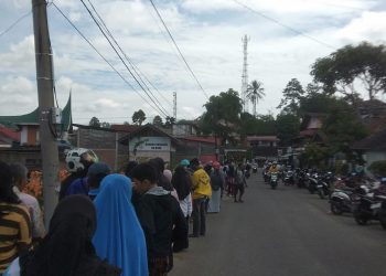 Ratusan Warga Bukittinggi Rela Antri Untuk Mendapatkan LPG 3 Kg