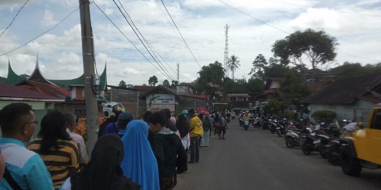 Ratusan Warga Bukittinggi Rela Antri Untuk Mendapatkan LPG 3 Kg