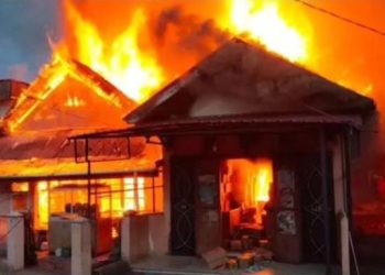 Kebakaran Hebat Tujuh Bangunan di Padang Terbakar