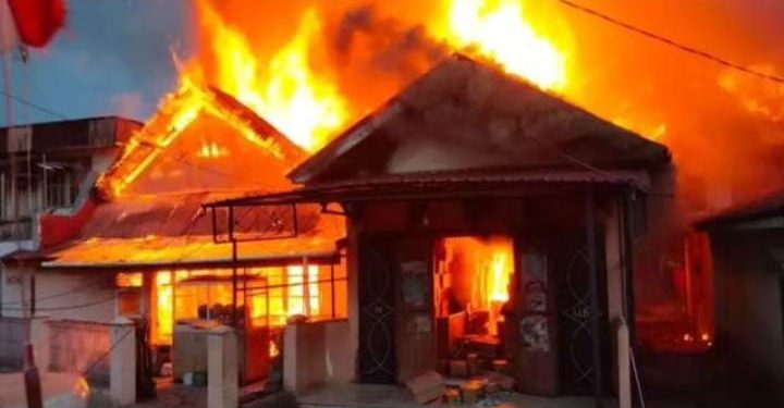 Kebakaran Hebat Tujuh Bangunan di Padang Terbakar