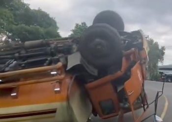 Truk Tangki Pengangkut CPO Terbalik di Pesisir Selatan