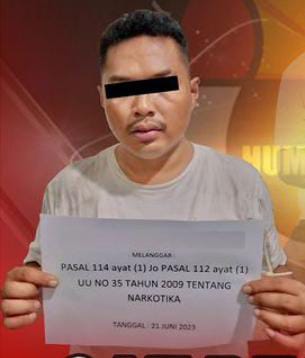 Sedang Lahap Makan Bakso Polres Payakumbuh Tangkap Pemilik Tiga Paket Sabu