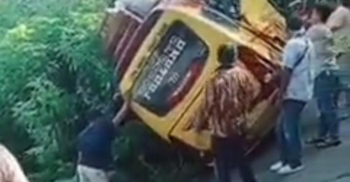 Bus Binter BA 7025 LB terperosok di Kelok 44 menyebabkan Akses jalan Terhambat
