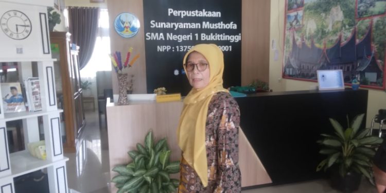 Kepsek SMAN 1 Bukittinggi Ajak Ketua DPC PJS Kitari Ruang Perpustakaan