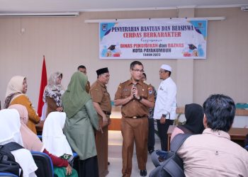 Kerjasama Antara Baznas dan Dinas Pendidikan Kota Payakumbuh Pj. Wali Kota Payakumbuh Menyerahkan Bantuan dan Beasiswa Cerdas Berkarakter Kepada 40 Penerima.