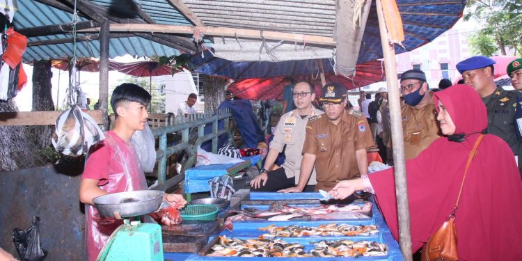 Sepuluh hari jelang lebaran Idul Fitri 1444 H, Pj. Wali Kota Payakumbuh bersama Kepala Dinas Koperasi dan UKM, Pasi Intel Kodim 0306/50 Kota, Komandan Subdenpom 1/4 Payakumbuh, Kejaksaan serta Kasatpol PP memantau ketersediaan dan harga kebutuhan pokok di Payakumbuh.