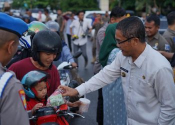 Pj. Wali Kota Payakumbuh Bersama Polres Payakumbuh dan Himpunan Pengusaha Muda Indonesia (HIPMI) Payakumbuh, Berbagi Takjil Kepada Masyarakat