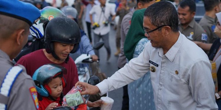 Pj. Wali Kota Payakumbuh Bersama Polres Payakumbuh dan Himpunan Pengusaha Muda Indonesia (HIPMI) Payakumbuh, Berbagi Takjil Kepada Masyarakat