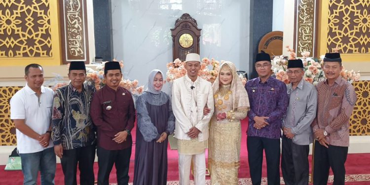 Pj. Wako Rida Ananda didampingi ketua TP-PKK Kota Payakumbuh Ny. Chece Rida Ananda menyampaikan selamat berbahagia dan sejumlah pesan serta nasihat kepada kedua mempelai.